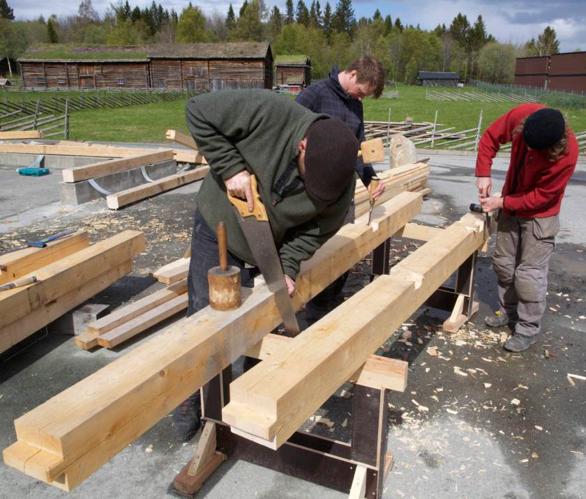 Dei fleste kursa i utdanninga har vekt på praktisk arbeid og øving i handverket. Foto: Roald Renmælmo