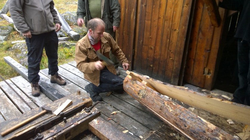 Utkløyving av bord etter saginga. 