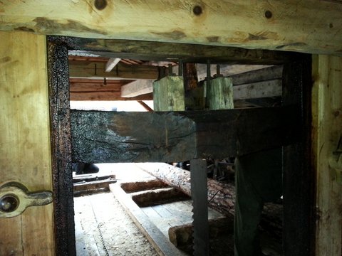 Fastspenning av sagbladet i sagramma.