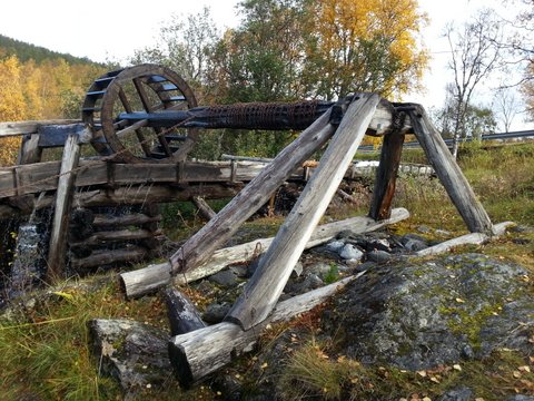 Dragmerra er navnet på vasshjulet som trekker stokken tilbake mellom hvert sagskår.