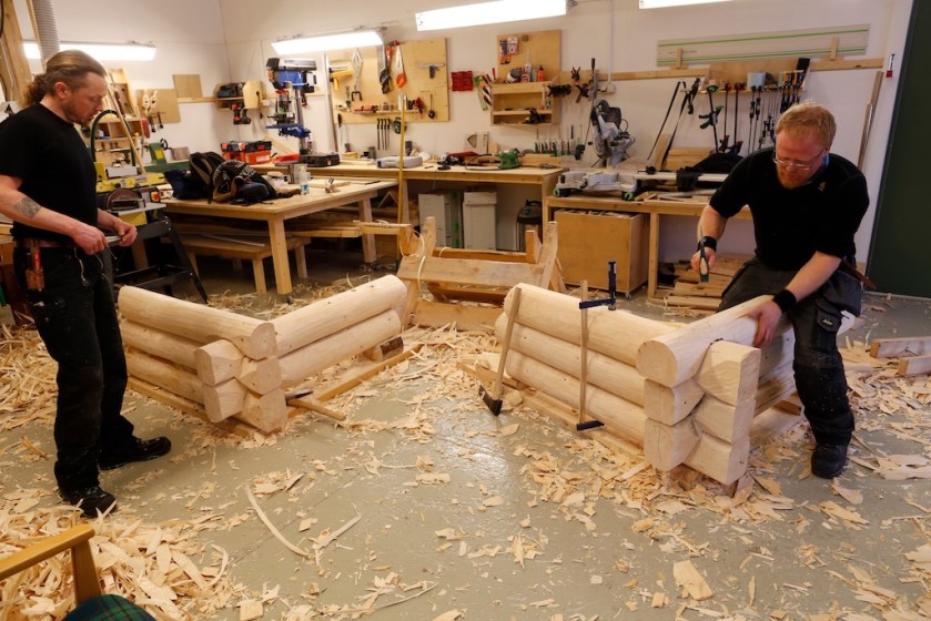 Gruppe 3 og 4 i arbeid med prøvetømringa. Foto: Roald Renmælmo