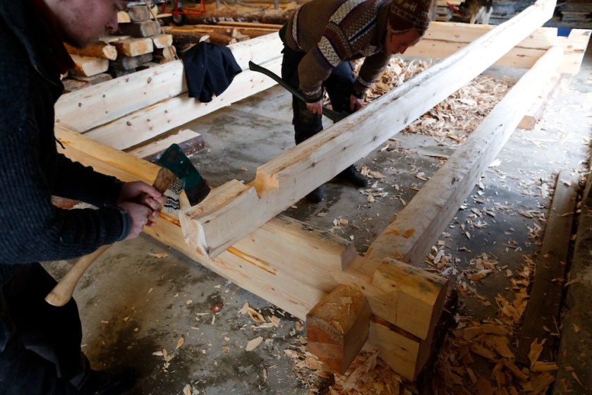 Kinna flatnov er andre omfar på tømringa. Legg merke til fyrste omfar som har flatnov utan kinning. Foto: Roald Renmælmo