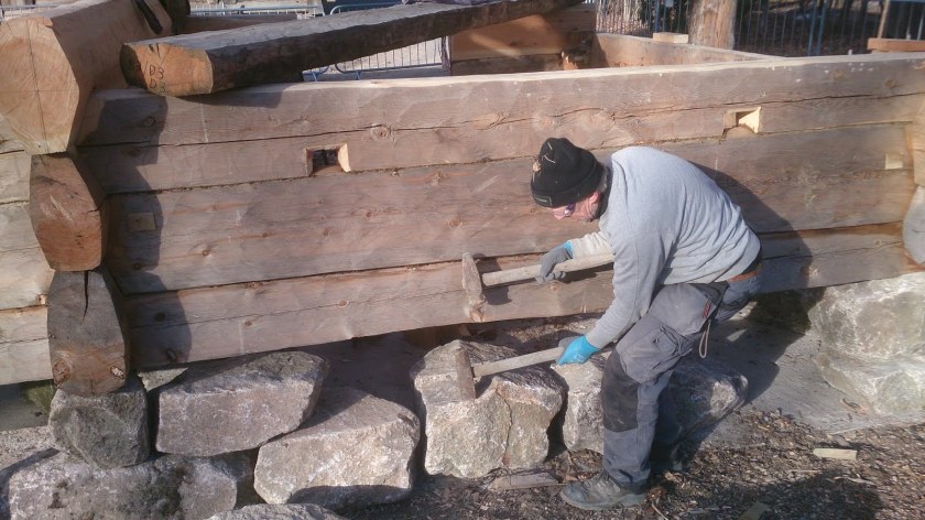Eystein bearbeider stein alene med slegge og sett. Ofte gjort av 2 stykker, en på slegge og en som styrer setten. Veldig effektivt, og etterlater seg verktøyspor i steinen man kan kjenne igjen også på gamle murer. (Foto: Magnus Wammen)