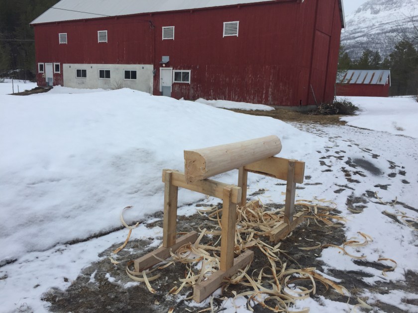 Figur 7. Pjåling av veggtømmer. Foto: Henrik Jenssen.