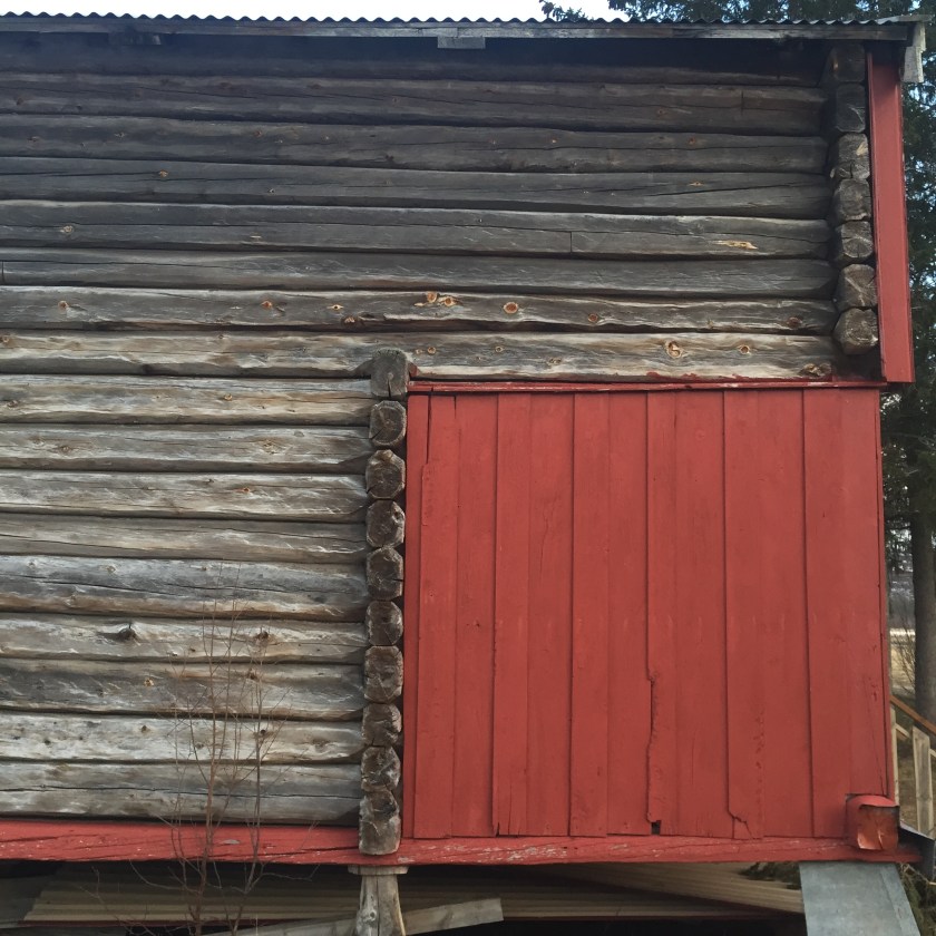 ￼Figur 3. Viser nordveggen av Renmælmo-stabburet hvor andreetasjen går over til lengre stokker. Foto: Henrik Jenssen
