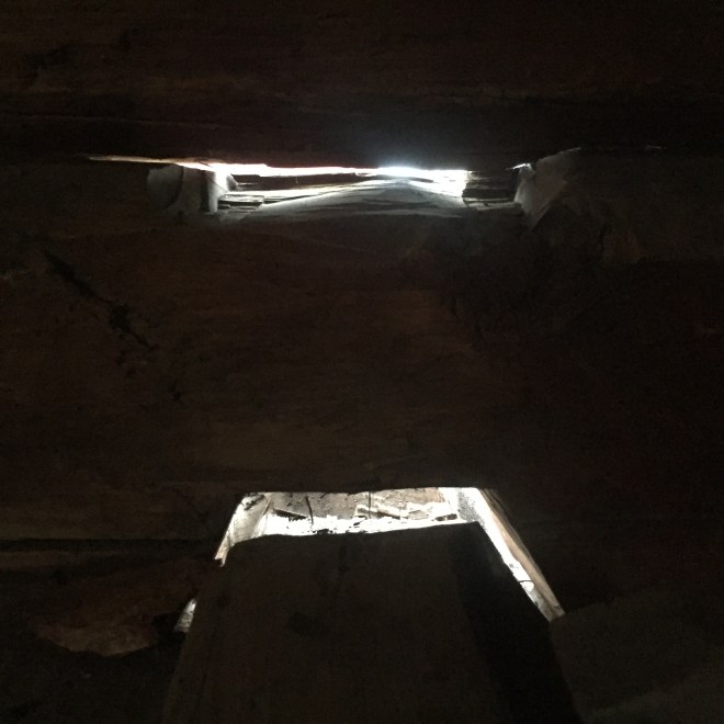 Figur 5. Nærbilde av den uthugde flaten på nordveggen. Foto: Henrik Jenssen.