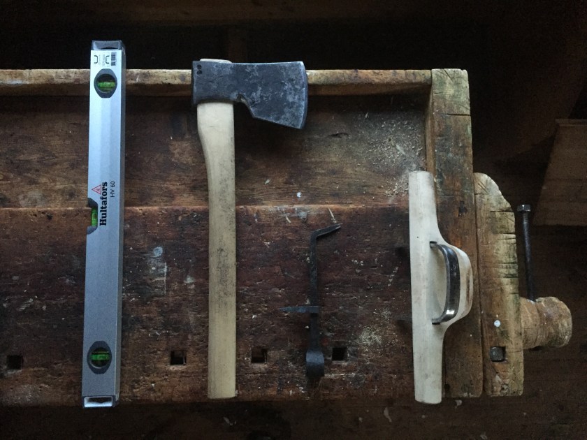 Figur 17. Verktøyet som er brukt f.v.; vater, snekkerbile, meddrag og pjål. Foto: Henrik Jenssen