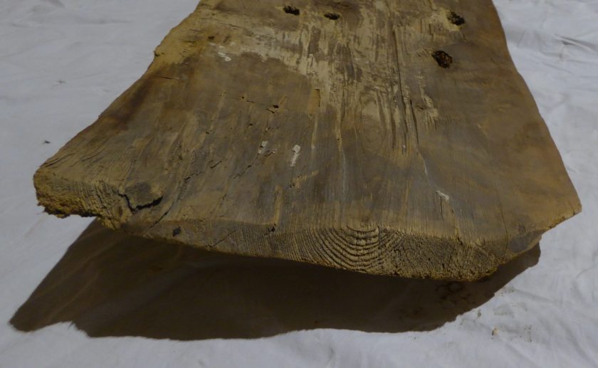 Det er margnære bord uten noen direkte spor etter kløyving.