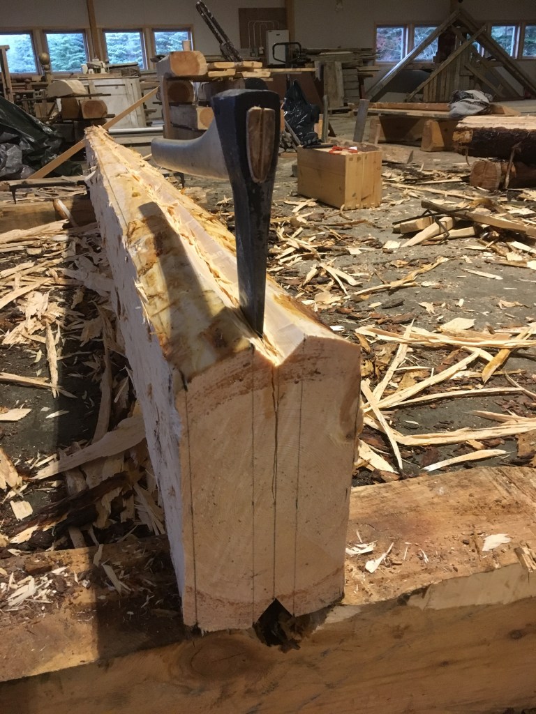 Her er ein stokk som det fyrst er kløyvd ut to bakar av og reinhogd flater på. Kløyvinga etter midten er påbyrja og sprekken går inn til margen. Foto: Roald Renmælmo