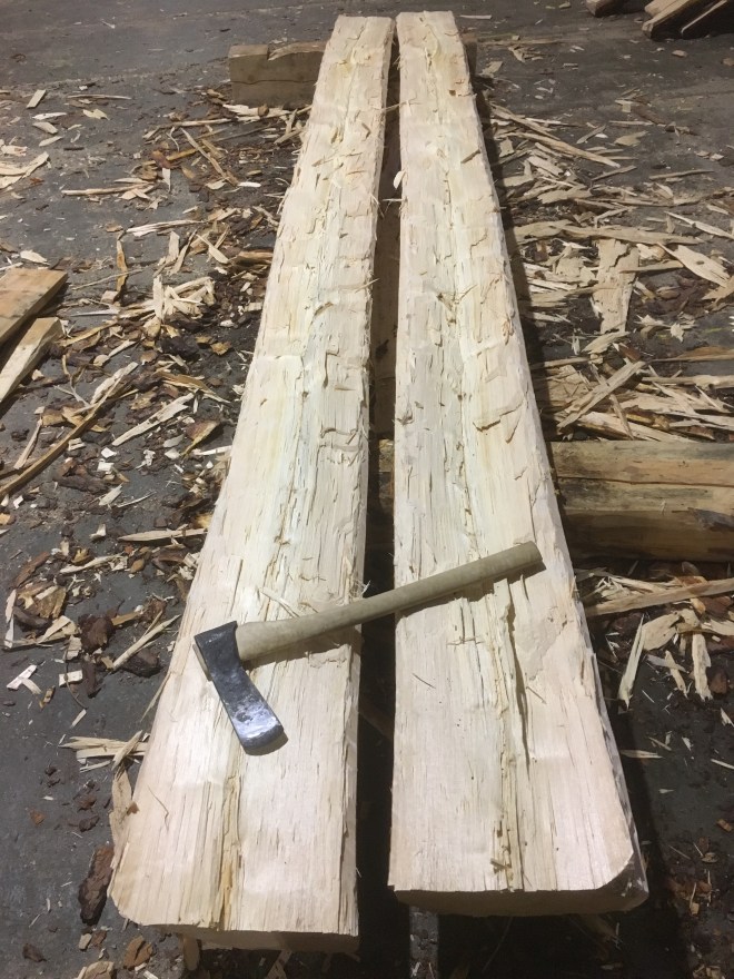 Midtplanken er kløyvd til to bord. Denne stokken hadde litt urolig marg og gankvist så kløyven kunne vore betre. Det er likevel ikkje verre enn at det blir to fine sutaksbord av denne stokken. Av bakane blir det også nokre emne til veggtiler til drombegangen til gjesteloftet. Foto: Roald Renmælmo