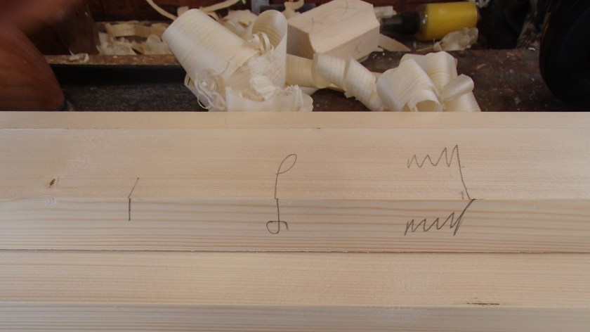 Her er noen eksempler på merke av referanseside. De to til venstre er tradisjonelle referansemerker. Det til høyre er et merke som er etter David Charlesworth, som også indikierer høvelretning. Her er det at man høvler mot venstre i bilde. Foto. Magnus Wammen